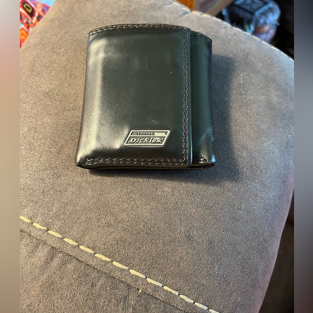Genuine Leather Dickies Mens Wallet Black used in good condition inside clean